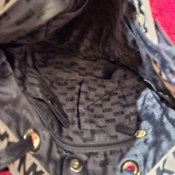 Beautiful Michael Kors Large Signature Tote/Shoulder Bag - Picture 11 of 12